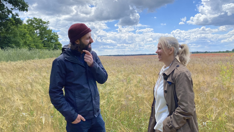 Aufnahmen für eine Podcast-Folge über Landwirtschaft in Zeiten des Klimawandels: RIFS-Forscherin Viola Gerlach im Gespräch mit Unternehmer Max Küsters.