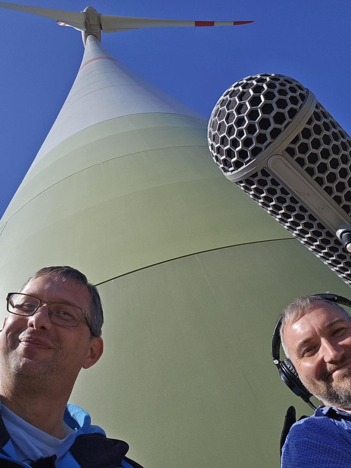 Jens Hinze und Matthias Schilling vor Windkraftanlage bei Mühlenfließ